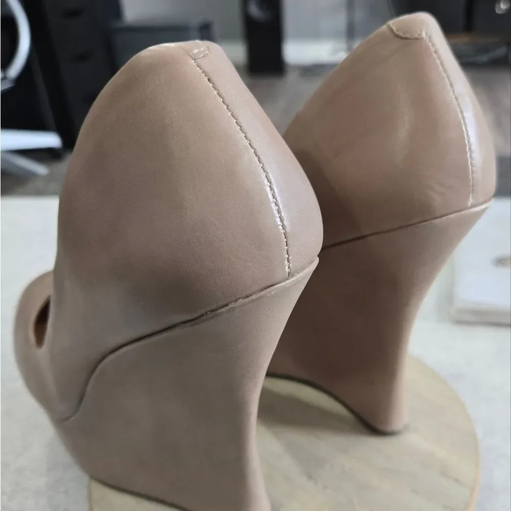 🐢 L.A.M.B. Women Novice Taupe High Wedge Slip On Size 9.5 Pumps